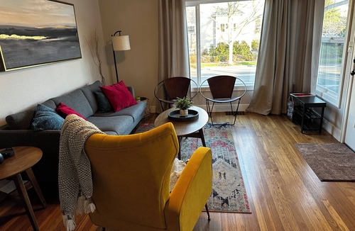 Hough Apartment | Central 2bed/2bath apartment in Vancouver DT with AC - pet friendly