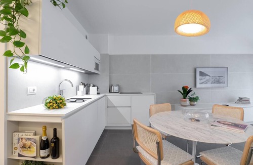 Como Apartment | Central 2BR Apartment – Private Parking – Long Term Welcome