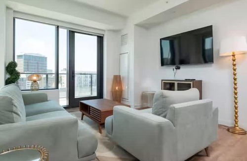 Shawmut Apartment | Central 2BR Boston Pool views near Public Garden