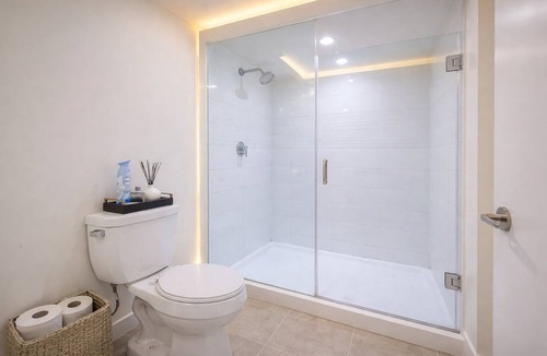 Wellington Place Hotel | Central 2BR Condo | Steps to CN Tower & Union Station