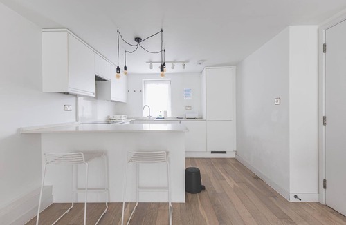 Churchill Apartment | Central 2BR Flat with Balcony - Belgravia