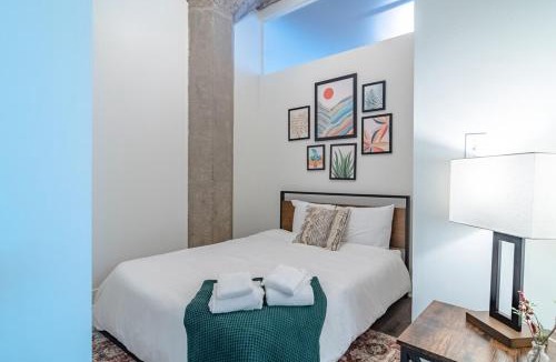 Near South Side Apartment | Central 2BR South Loop Location with Optional Parking & Gym Access Near McCormick Place, Shedd Aquarium & Navy Pier
