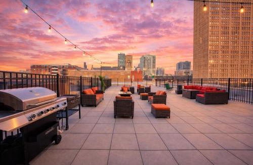 Near South Side Apartment | Central 2BR South Loop Location with Optional Parking & Gym Access Near McCormick Place, Shedd Aquarium & Navy Pier