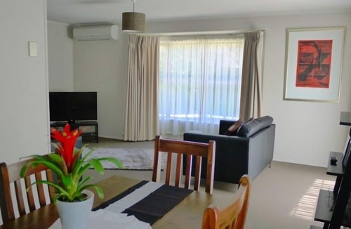 Rotorua House | Central 3 bedroom home, free WIFI + heated swimming pool