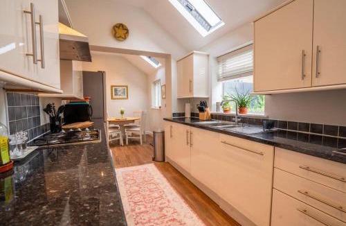 Ashby-de-la-Zouch Apartment | Central! - 3 BR, 2 Baths, sleeps 6, free wifi