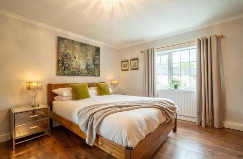 Ashby-de-la-Zouch Apartment | Central! - 3 BR, 2 Baths, sleeps 6, free wifi