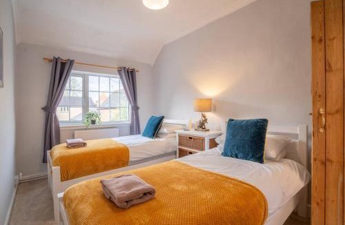 Ashby-de-la-Zouch Apartment | Central! - 3 BR, 2 Baths, sleeps 6, free wifi