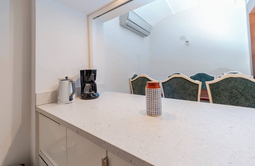 Gumussuyu Mahallesi Apartment | Central 3BR Apartment - 1–2 Min to Taksim Square - A/C - Elevator