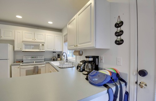 Rollingbay Cottage | Central 4-Acre Cottage w/Deck: Walk to Bay!
