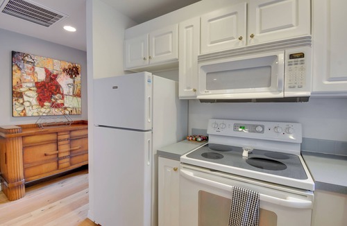 Rollingbay Cottage | Central 4-Acre Cottage w/Deck: Walk to Bay!