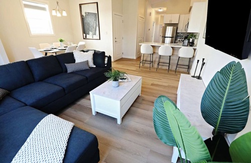 North Central Edmonton House | Central 5 Bedroom |A/C|Rogers|Commonwealth|EXPO