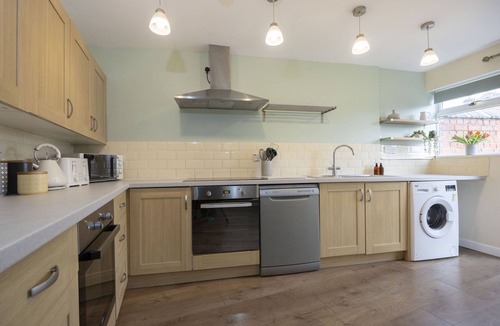 Gloucester House | Central 5 Bedroom Home Close to Gloucester City