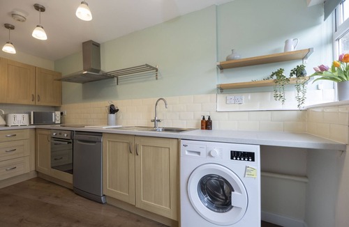 Gloucester House | Central 5 Bedroom Home Close to Gloucester City