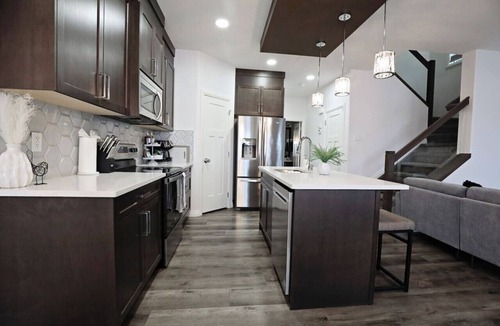 Southwest Edmonton House | Central A/C|Fireplace|Kid`s Park|Disney+|Airport