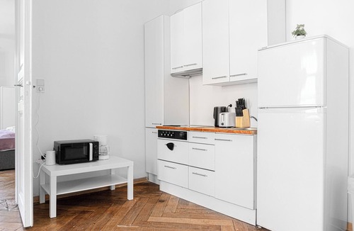 Wahring Apartment | Central Access 2BR Apt Near AKH Hospital
