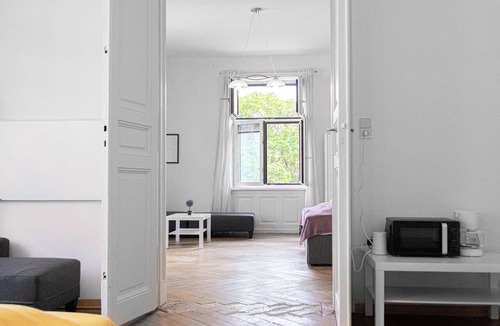 Wahring Apartment | Central Access 2BR Apt Near AKH Hospital