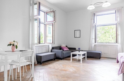 Wahring Apartment | Central Access 2BR Apt Near AKH Hospital