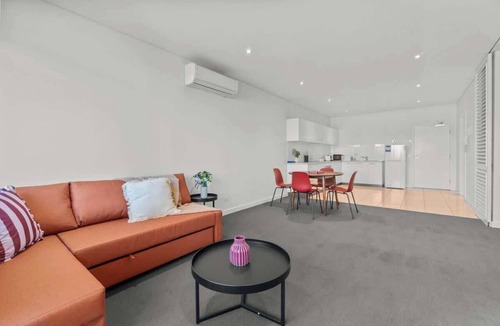 Adelaide Central Business District Apartment | Central Adelaide 2BR | Queen + 2 Singles | WiFi