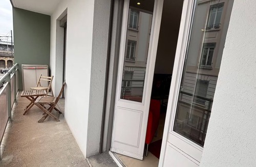 Yves Farge - Le Fleuve Apartment | Central and modern 100% air-conditioned apartment 5 minutes walk from the Rhone quays