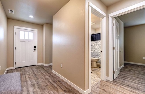 Hermiston House | Central and Quiet, 2 Car Garage, Yard #776A