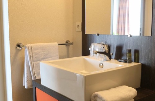 Chevilly-Larue Hotel | Central Apartment w/Kitchen: Near Tramway for Easy Commute