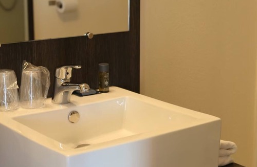 Chevilly-Larue Hotel | Central Apartment w/Kitchen: Near Tramway for Easy Commute