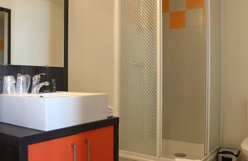 Chevilly-Larue Hotel | Central Apartment w/Kitchen: Near Tramway for Easy Commute