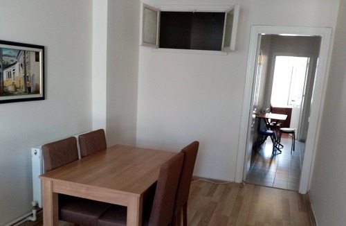 Topkapi Apartment | Central apartment in safe neighbourhood.