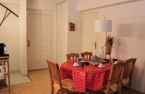 Les Claux Apartment | Central Apartment in Vars - 3 Rooms, Sleeps 6, Near Slopes & Shops