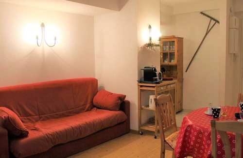 Les Claux Apartment | Central Apartment in Vars - 3 Rooms, Sleeps 6, Near Slopes & Shops