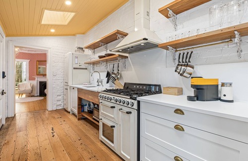 Parnell Villa | Central Arts & Crafts Villa | Luxe 2-3BR | Carpark