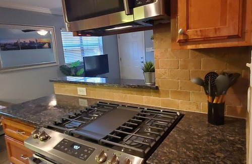 Hyde Park Condo | Central Austin - Hyde Park 1 Bed/Bath Pool WIFI Laundry. Ideal long term stay.