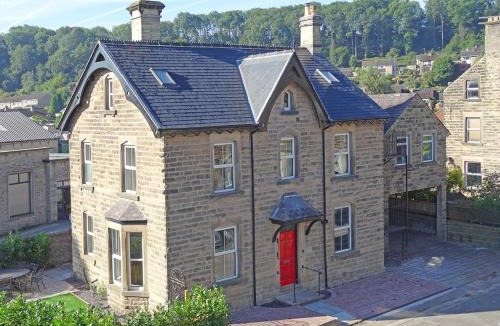 Bakewell House | Central Bakewell, Sleeps 12, Parking for 4 or 5 Cars, Family & Dog Friendly