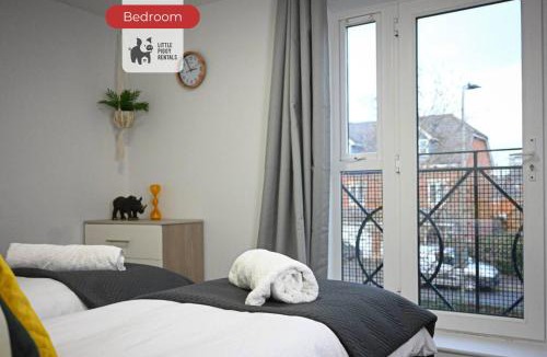 Bedford Bed & Breakfast | Central Balcony Flat Ideal for Long Stays with WiFi and Parking