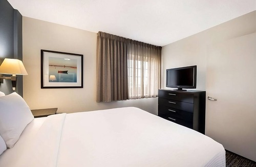 Linthicum Heights Hotel | Central Baltimore Gem, Kitchen, Pet-Friendly Property, Explore Inner Harbor!