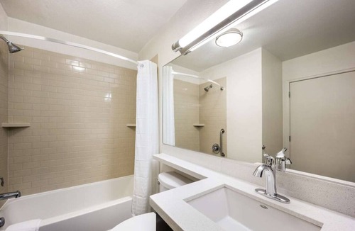 Linthicum Heights Hotel | Central Baltimore Gem, Kitchen, Pet-Friendly Property, Explore Inner Harbor!