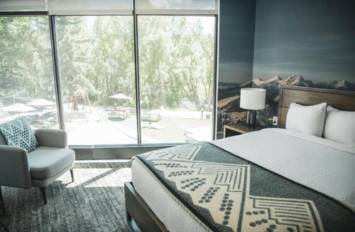 Silverthorne Hotel | Central Base for Your Colorado Adventure Awaits! Pets Allowed, Parking!