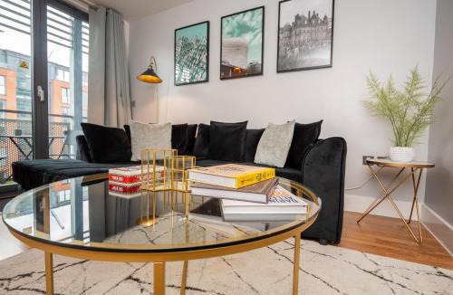 Theatreland Birmingham Apartment | Central Birmingham Apartment with Balcony & Netflix