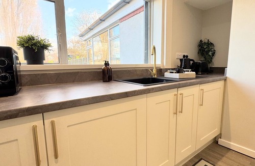 Sheldon House | Central Birmingham Luxury House for 7 people with parking, garden, near NEC, BHX