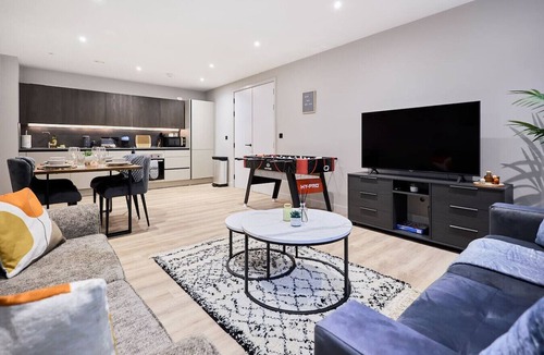 Birmingham City Centre Apartment | Central Birmingham Getaway: Luxury 2-Bedroom, Netflix, Games & Parking
