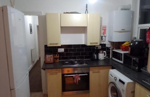 Edgbaston House | Central Birmingham Two Bedroom Home with Free Parking
