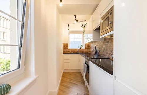Dalry Apartment | Central, Bright 2 Bed Flat