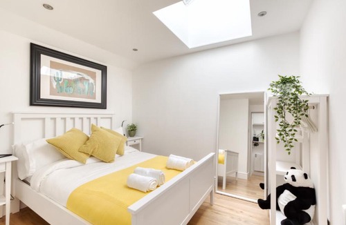 Dalry Apartment | Central Bright 3 Bed Flat with Parking