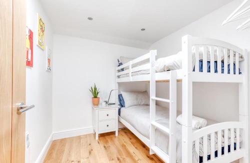 Dalry Apartment | Central Bright 3 Bed Flat with Parking
