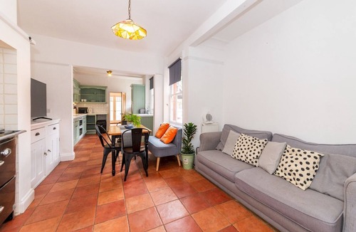 Caversham Apartment | Central Caversham/Traditional English House | Pass the Keys