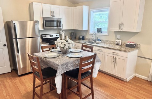 North Charleston Apartment | Central/Charming Apt 2 Br/1 Bath.Close to Airport 15min. Private Entry