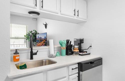 Hancock Apartment | Central Chic 1BR suites close to UT, Moody Center, & Downtown