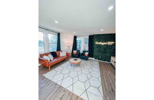 Wallingford Apartment | Central & Chic Apt Sleeps 7 (2 kings, 2 full beds) no cleaning fee