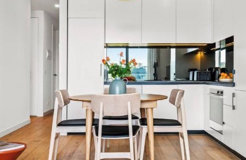 Cremorne Apartment | Central, Chic & Cool Richmond Apt. 2BR. Sleeps 6.