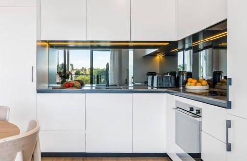 Cremorne Apartment | Central, Chic & Cool Richmond Apt. 2BR. Sleeps 6.